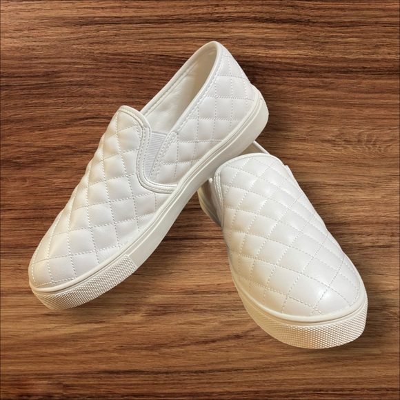 Dreampairs Classic White Quilted Slip-On Sneakers - Picture 5 of 9